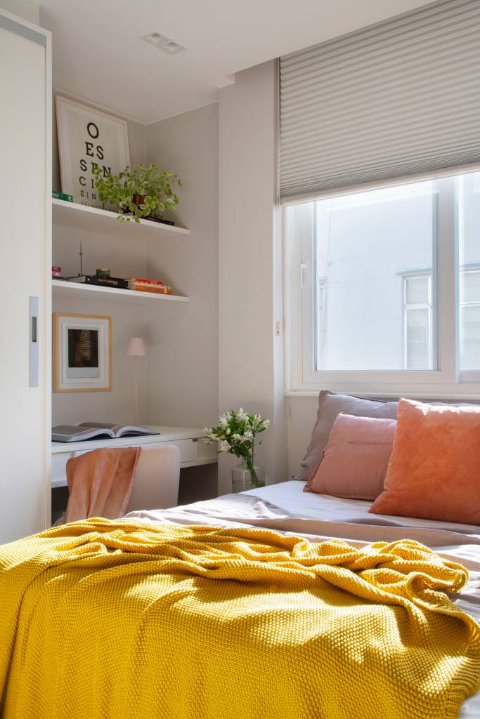 leve-contemporaneo-ape-antigo-62m-studio-leandro-neves-fotos-denilson-machado-quarto-cama Quarto com cama; manta amarela; pequeno espaço de home office