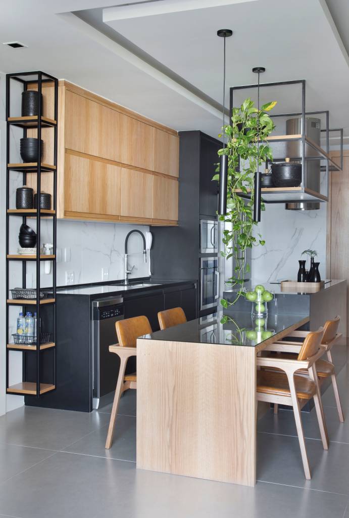 madeira-cinza-toques-preto-ape-150m-ikeda-arquitetura-foto-juliano-colodeti-sala-jantar-cozinha-integrada-madeira madeira-cinza-toques-preto-ape-150m-ikeda-arquitetura-foto-juliano-colodeti-sala-jantar-cozinha-integrada-madeira
