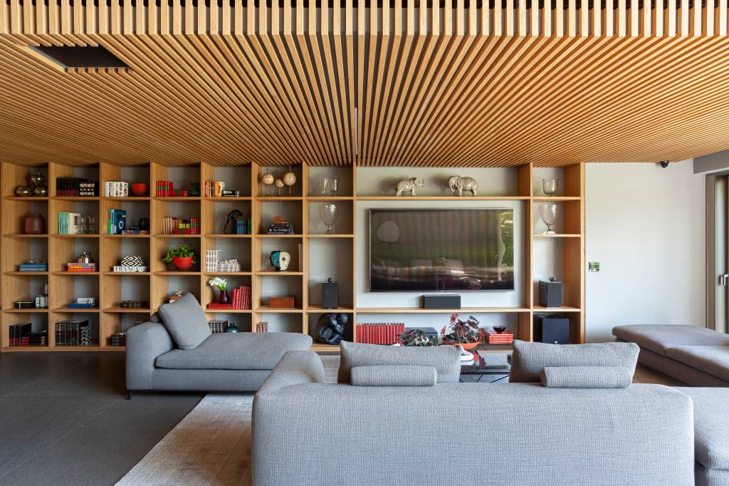 madeira-ripada-pe-direito-duplo-elegancia-ape-395m-db-arquitetos-fotos-tuca-reines-13-sala-tv-sofa-estante madeira-ripada-pe-direito-duplo-elegancia-ape-395m-db-arquitetos-fotos-tuca-reines-13-sala-tv-sofa-estante