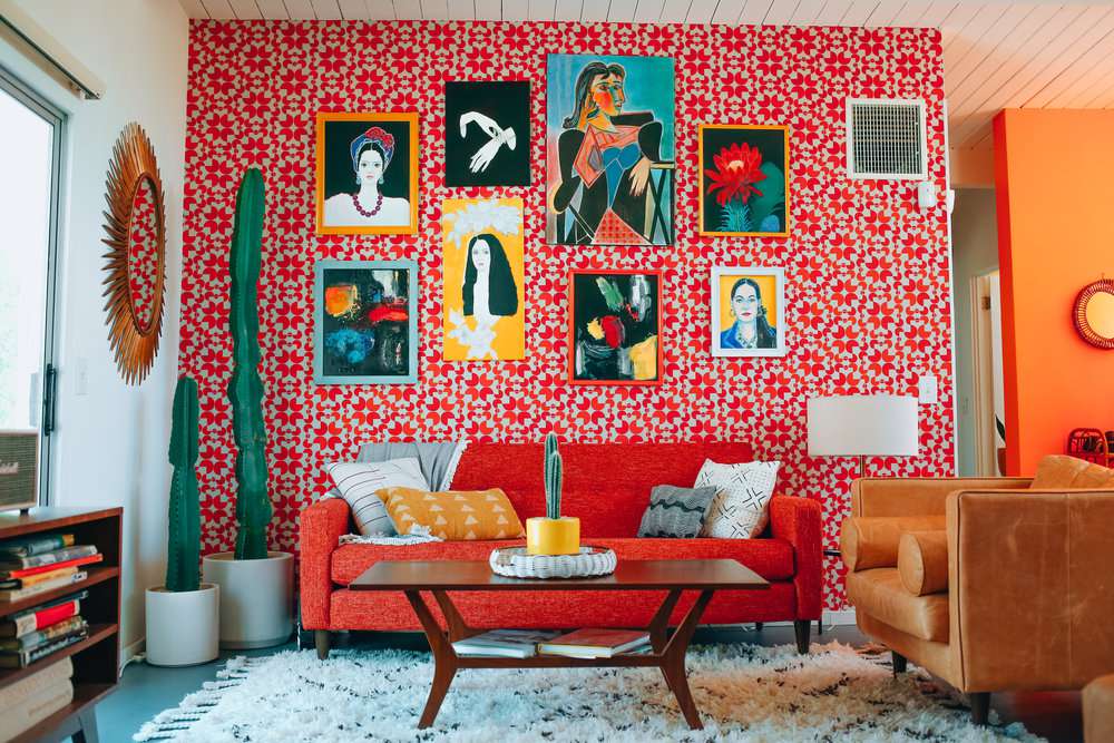 salas-paleta-cores-vibrantes-colorida-quadros-sofa-vermelho-mydomaine sala de estar; sofá vermelho; sala vermelha