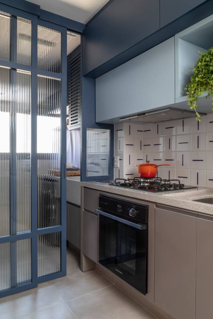 solucoes-arquitetonicas-ape-70m-amplo-marina-carvalho-fotos-evelyn-mueller-cozinha-azul-porta-vidro Cozinha com marcenaria azul e backsplash; fogão, lavanderia integrada; porta de vidro