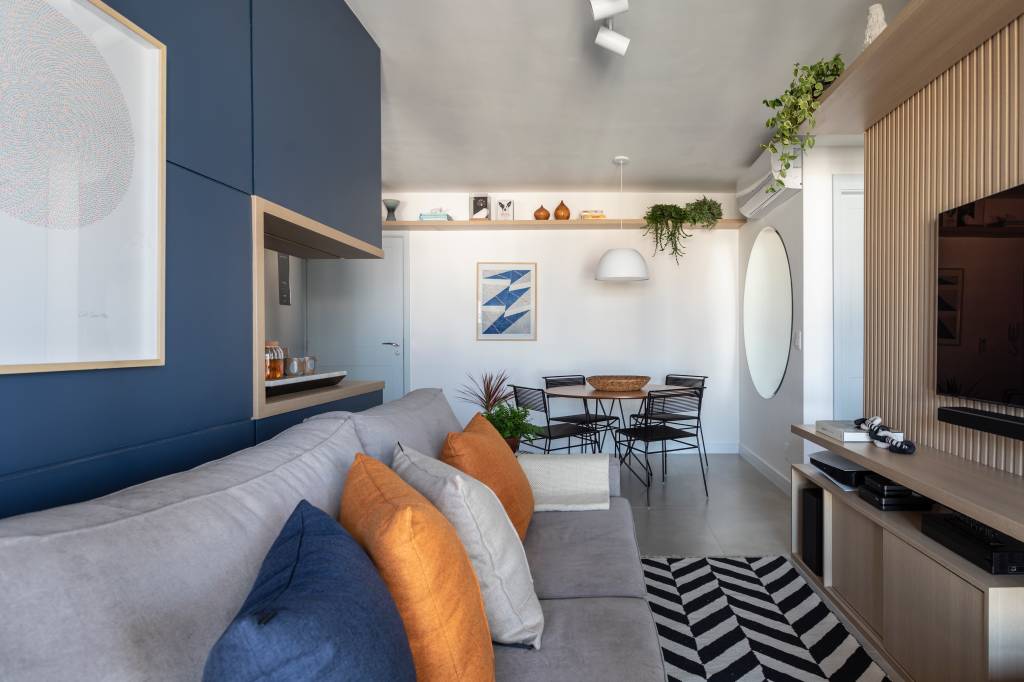 solucoes-arquitetonicas-ape-70m-amplo-marina-carvalho-fotos-evelyn-mueller-sala-sofa-tapete Sala de estar integrada com jantar; sofá cinza; tapete preto e branco e tv
