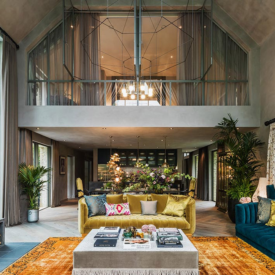 10 peças de design criadas por celebridades Dezeen (1) Sala de estar de pé-direito estendido com mezanino.