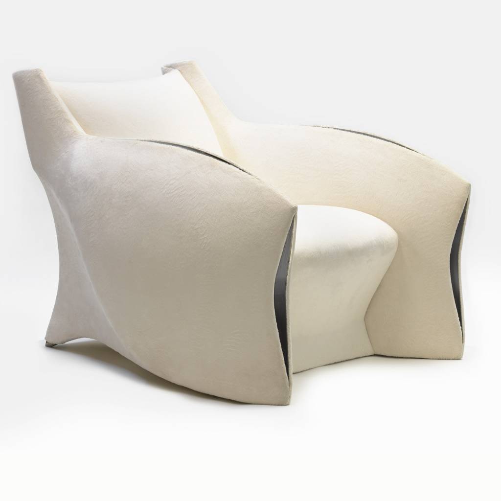 10 peças de design criadas por celebridades Dezeen (10) Poltrona de formas sinuosas.