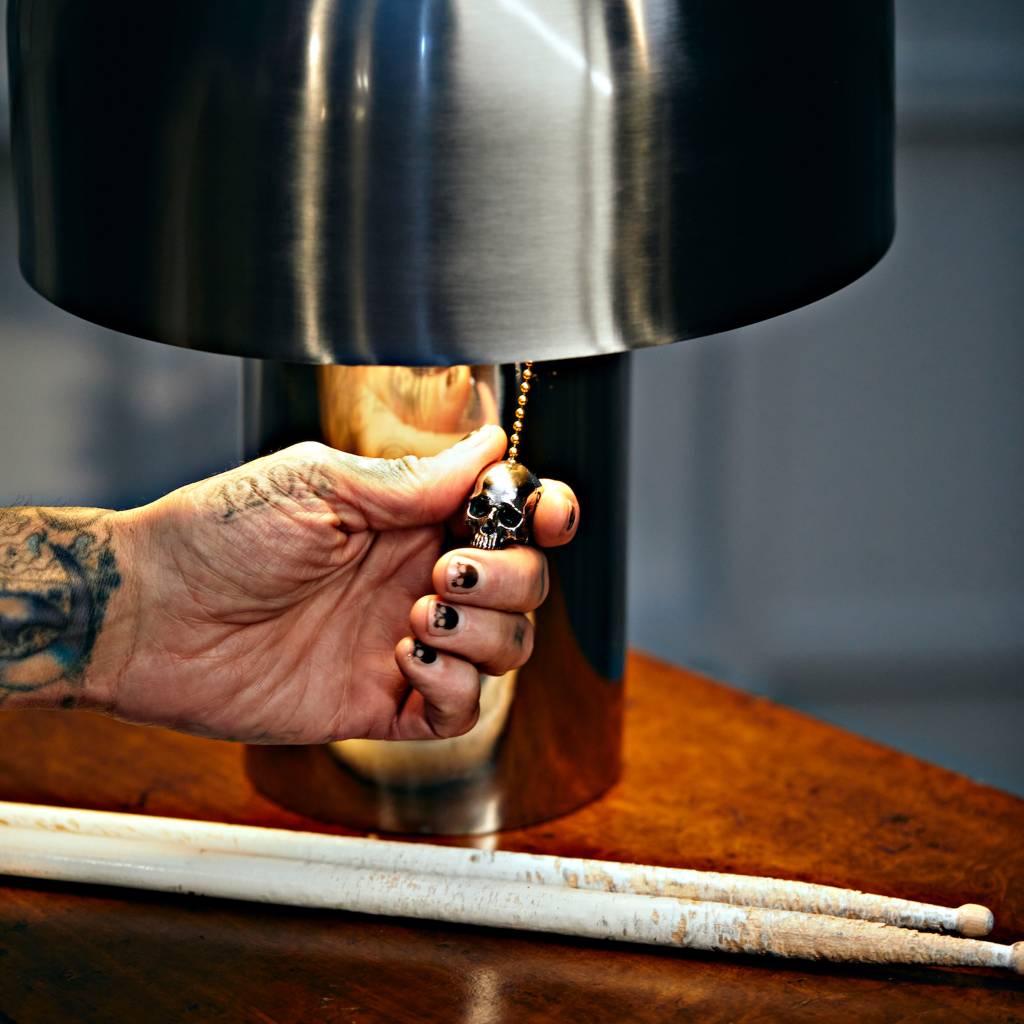 10 peças de design criadas por celebridades Dezeen (2) Interruptor de corda de abajur decorado na ponta com uma pequena caveira metálica.