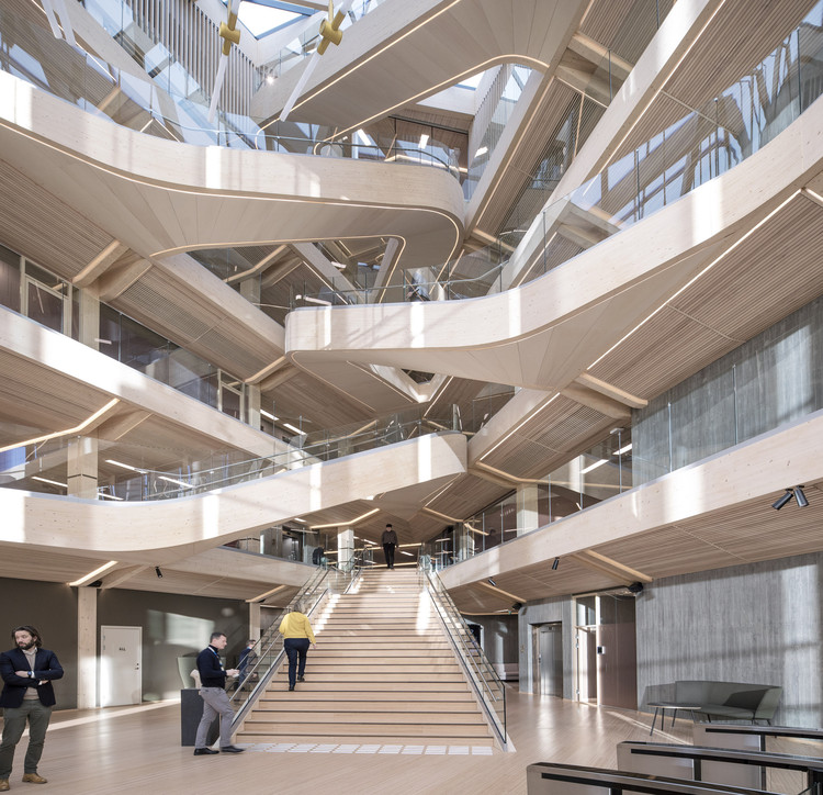 3-vantagens-da-madeira-engenheirada-Sindre Ellingsen-archdaily-escandinávia Vissta interna de edifício de vários andares construído com madeira engenheirada na Noruega.