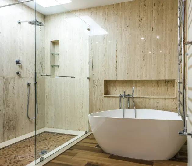4-dicas-reformar-apê-alugado_MAx Vakhtbovych_Pexels-banheiro-banheira-box Banheiro com banheira de imersão branca e, na lateral, um box de vidro na área do chuveiro.