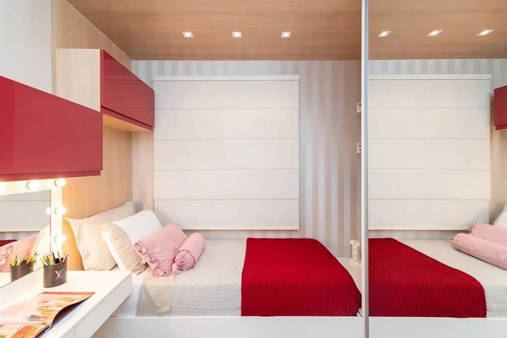 Quarto com toques em vermelho