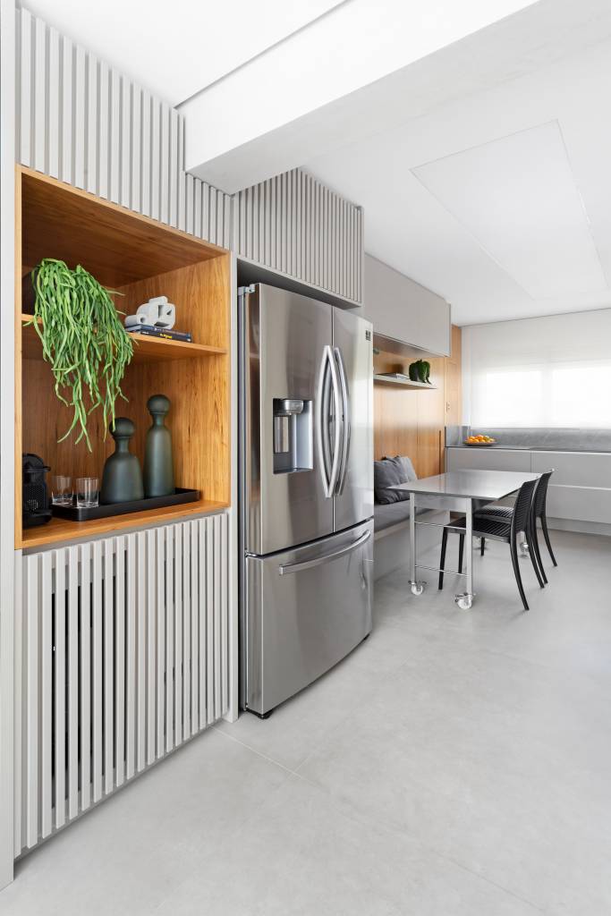 Ape-de-160-m2-se-destaca-pela-combinação-de-cinza-e-tons-terrosos-Projeto-Doob-Arquitetura-Foto-Julia-Ribeiro-home-bar-mesa-cozinha Cozinha com home bar