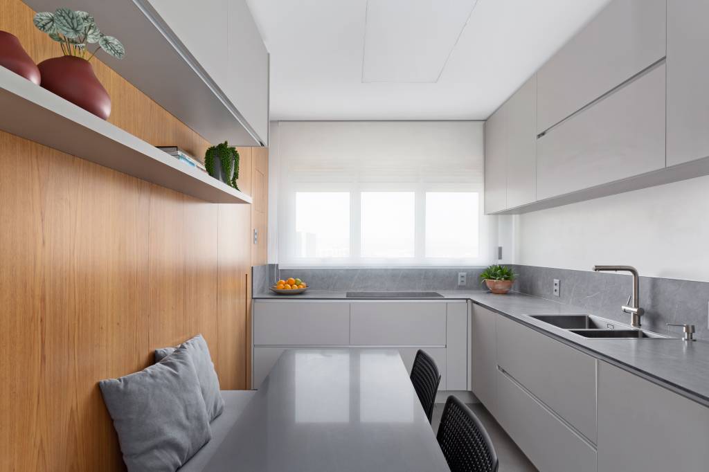 Ape-de-160-m2-se-destaca-pela-combinação-de-cinza-e-tons-terrosos-Projeto-Doob-Arquitetura-Foto-Julia-Ribeiro-paleta-cinza-cozinha Cozinha com revestimentos em cinza