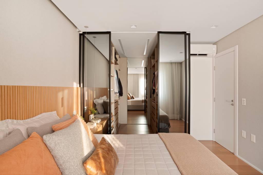 Ape-de-160-m2-se-destaca-pela-combinação-de-cinza-e-tons-terrosos-Projeto-Doob-Arquitetura-Foto-Julia-Ribeiro-quarto-closet-porta-vidro Closet com portas de espelhos