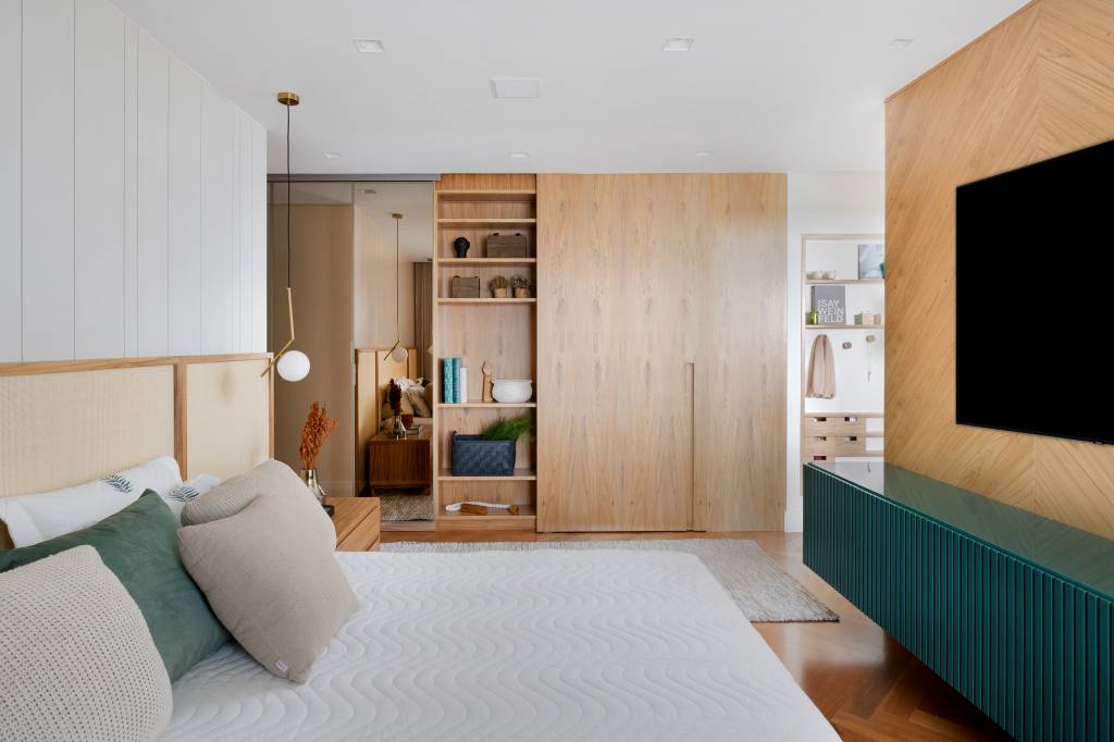 Ape-de-210-m2-apresenta-muita-madeira-e-detalhes-ousados-Projeto-Cassim-Calazans-Foto-Julia-Ribeiro-armario-closet-verde-neutro Quarto com luminária suspensa e closet
