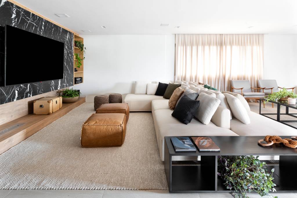 Ape-de-210-m2-apresenta-muita-madeira-e-detalhes-ousados-Projeto-Cassim-Calazans-Foto-Julia-Ribeiro-home-theater-pufe-sofa-painel Sala de tv com sofá extenso e pufes