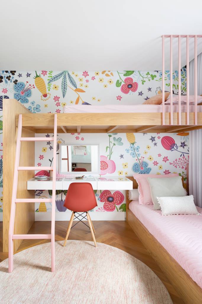 Ape-de-210-m2-apresenta-muita-madeira-e-detalhes-ousados-Projeto-Cassim-Calazans-Foto-Julia-Ribeiro-quarto-infantil-flores-rosa Quarto infantil com parede pintada