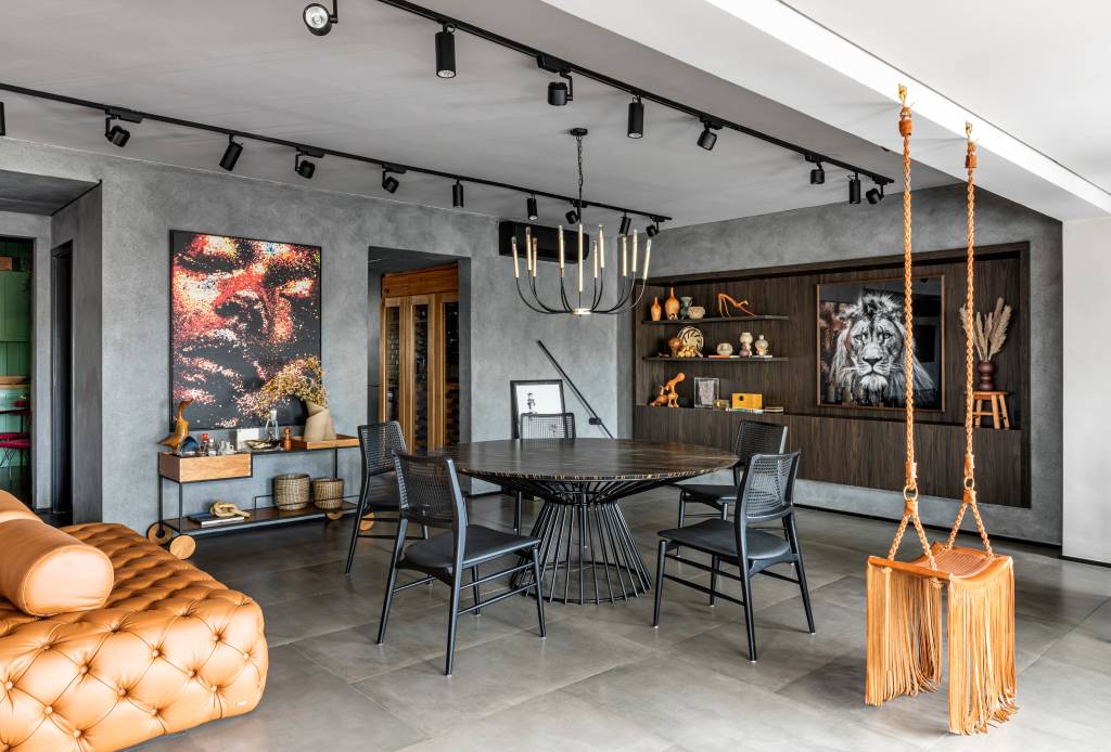 Apê-de-267-m2-recebe-detalhes-ousados-com-reforma-projeto-Shirlei-Proenca-foto-Renato-Navarro-sala-de-jantar-luminaria-arte Sala de jantar com luminária e obras de arte