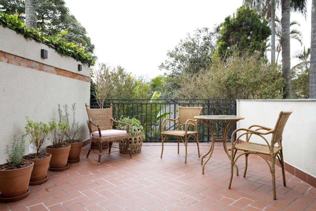 Azulejos-e-tijolinhos-marcam-casa-de-200-m2-Projeto-Vinicia-Brandão-Arquitetura-Foto Carolina-Mossin-banheiro-area-externa-casa Área externa com vasos e cadeiras