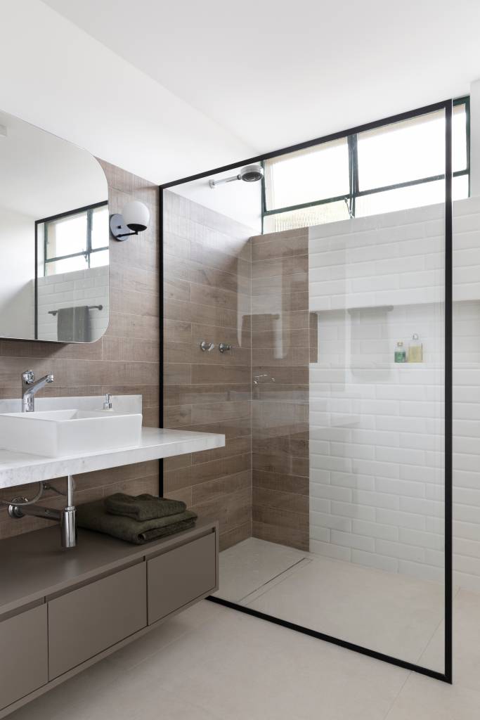 Azulejos-e-tijolinhos-marcam-casa-de-200-m2-Projeto-Vinicia-Brandão-Arquitetura-Foto Carolina-Mossin-banheiro-branco-tijolinhos-madeira Banheiro com paredes em porcelanato madeira e tijolinhos brancos