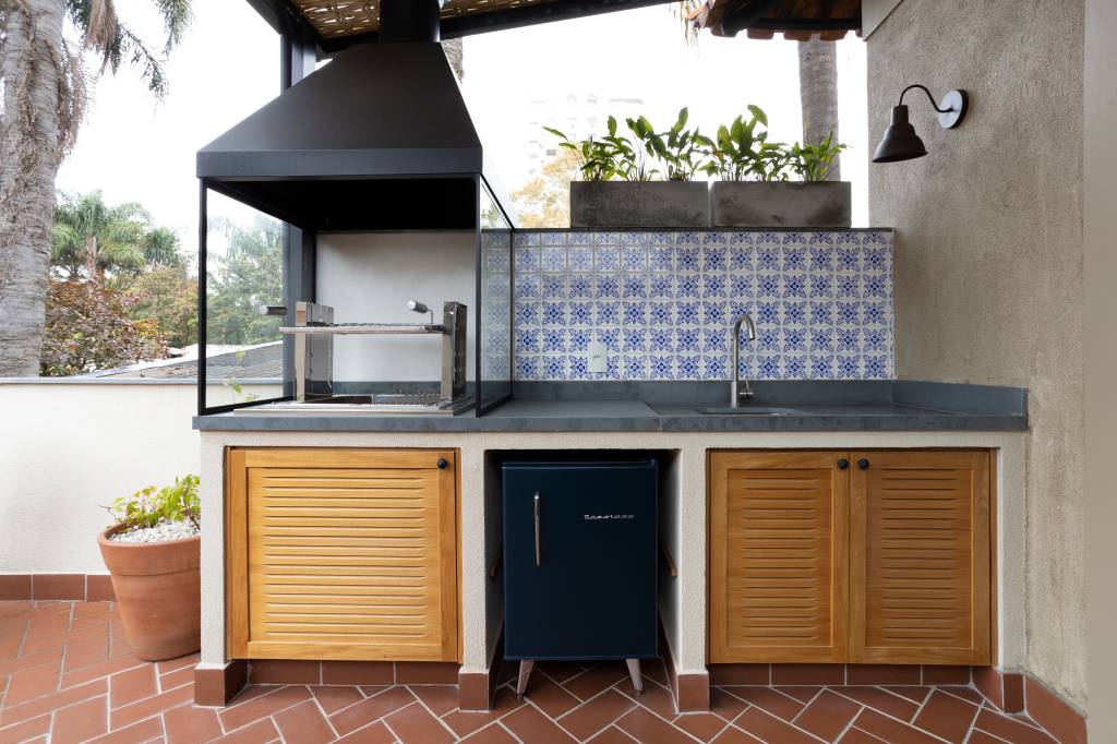 Azulejos-e-tijolinhos-marcam-casa-de-200-m2-Projeto-Vinicia-Brandão-Arquitetura-Foto Carolina-Mossin-churrasqueira-azulejos-frigobar Área da churrasqueira com azulejos estampados