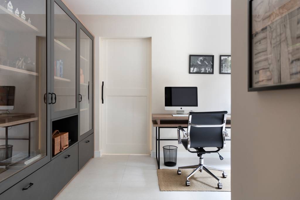 Azulejos-e-tijolinhos-marcam-casa-de-200-m2-Projeto-Vinicia-Brandão-Arquitetura-Foto Carolina-Mossin-escritorio-home-office-estante-livros Home office com estante com portas de vidro