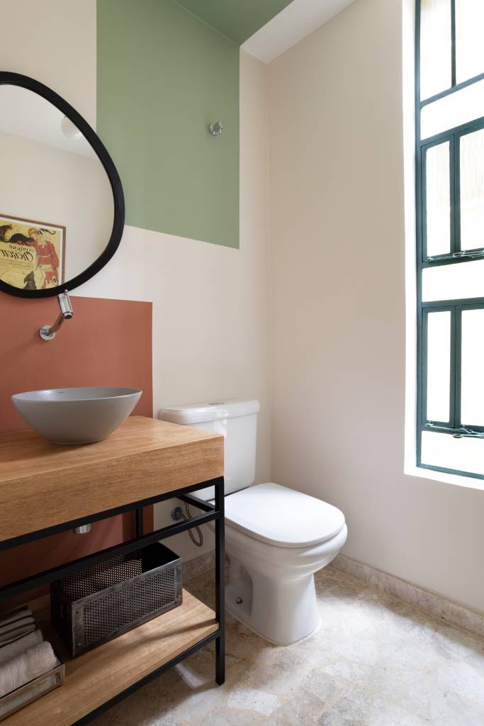 Azulejos-e-tijolinhos-marcam-casa-de-200-m2-Projeto-Vinicia-Brandão-Arquitetura-Foto Carolina-Mossin-lavado-parede-cor Lavabo com parardes coloridas