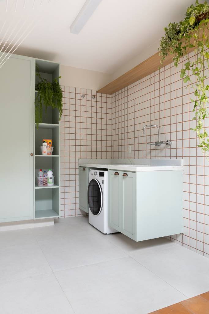 Azulejos-e-tijolinhos-marcam-casa-de-200-m2-Projeto-Vinicia-Brandão-Arquitetura-Foto Carolina-Mossin-lavanderia-marcenaria-verde Lavanderia com marcenaria em tons verdes