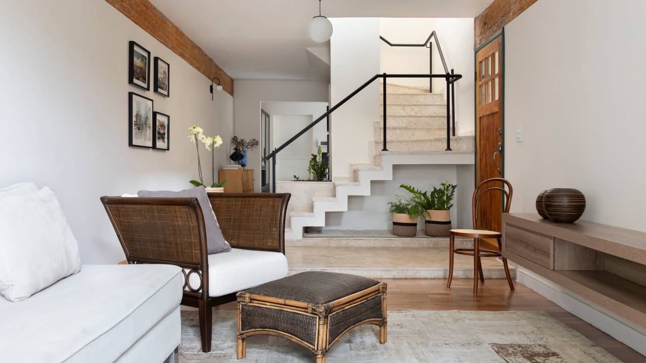Sala de estar com poltrona e escadas