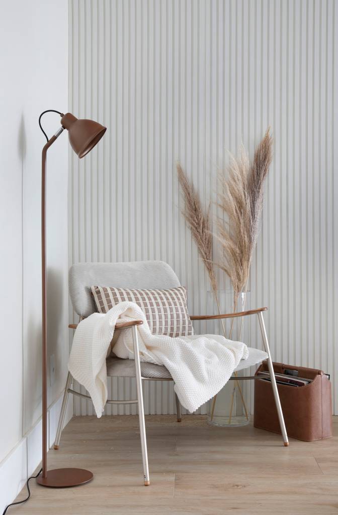 Cantinho com poltrona, luminária e planta seca