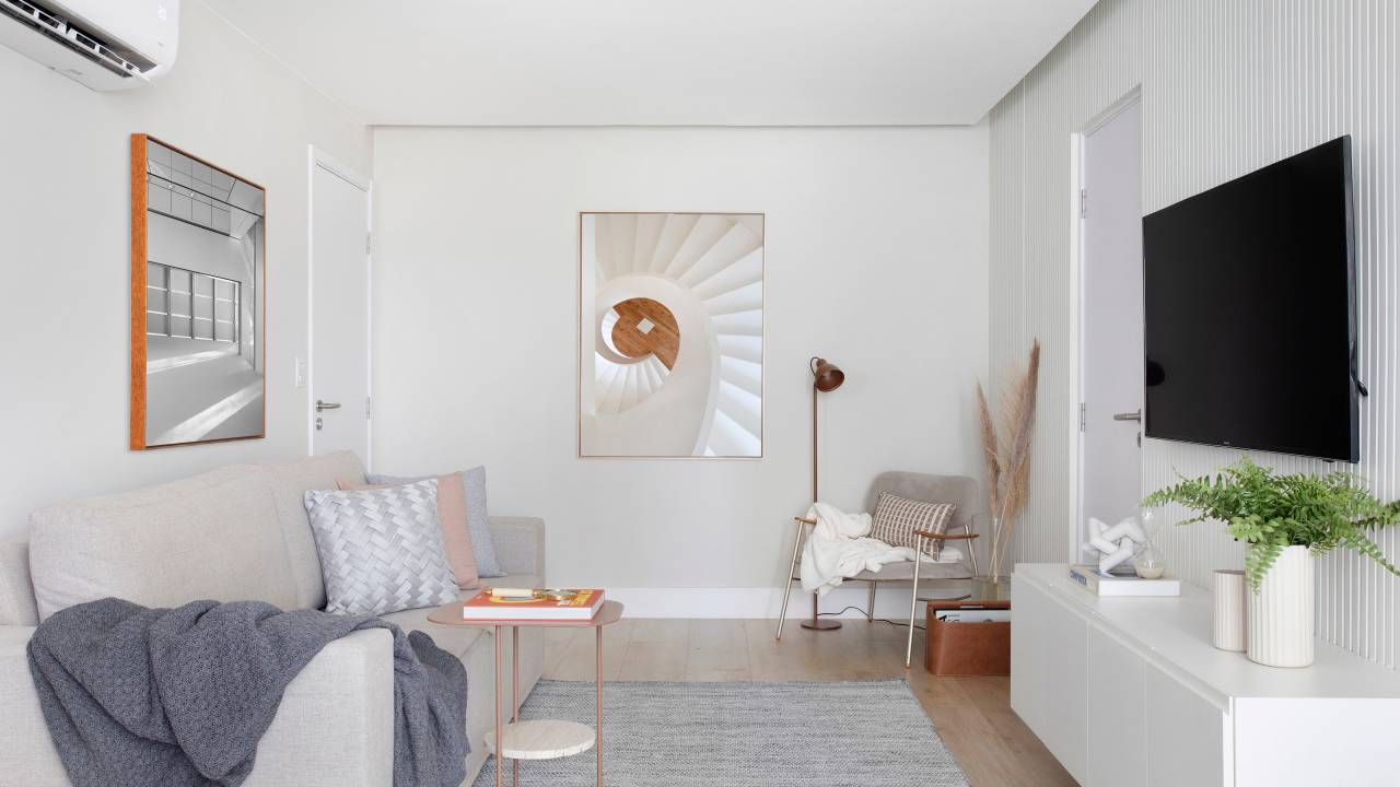Sala de estar com fotografia posicionada na parede