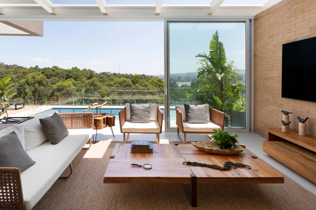 Casa-de-580-m²-destaca-a-paisagem-e-valoriza-a-natureza-projeto-Studio-Deux-Julia-Ribeiro-area-externa-piscina-paisagem-mesa-de-centro Área de lazer externa e perto da piscina