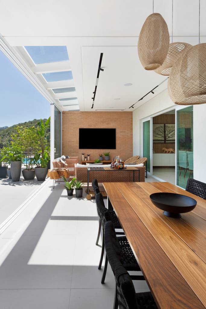Casa-de-580-m²-destaca-a-paisagem-e-valoriza-a-natureza-projeto-Studio-Deux-Julia-Ribeiro-area-gourmet-area-externa-area-da-piscina Área de lazer externa e de churrasqueira perto da piscina