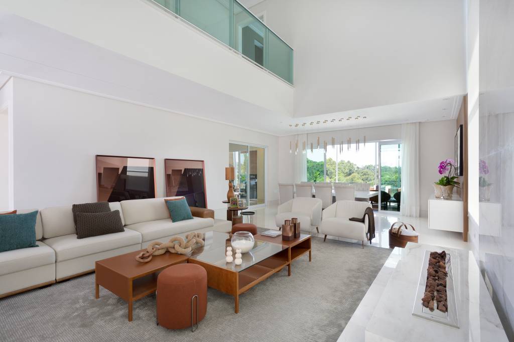 Casa-de-580-m²-destaca-a-paisagem-e-valoriza-a-natureza-projeto-Studio-Deux-Julia-Ribeiro-sala-neutra-ponto-de-cor Sala de estar com pé direito alto