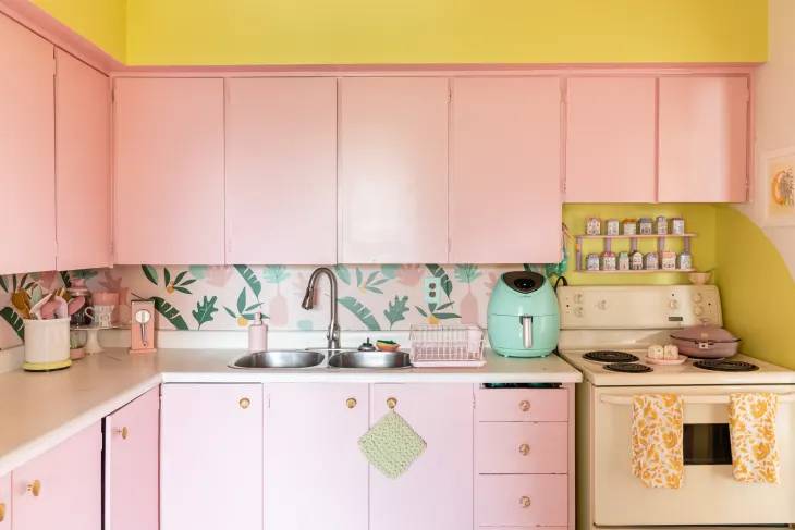 Como-ter-uma-decoracao-Barbie-02 Cozinha com marcenaria e detalhes em rosa