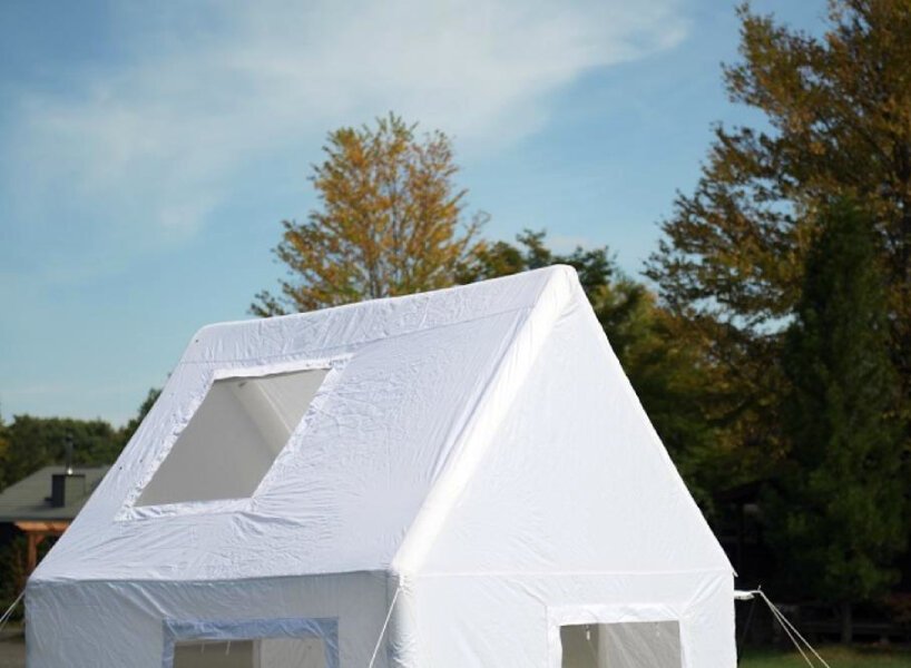 Conheça esta casinha de acampamento inflável Tsutaya Electrics (4) Casa inflável branca em um bosque.