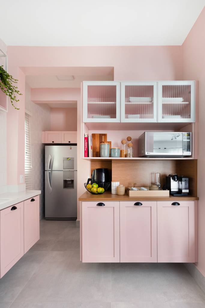 Cozinha-com-marcenaria-rosa-é-destaque-neste-apê-Projeto-Ana-Toscano-Arquitetura-Foto-Julia-Ribeiro-cozinha-marcenaria-rosa Cozinha com marcenaria rosa