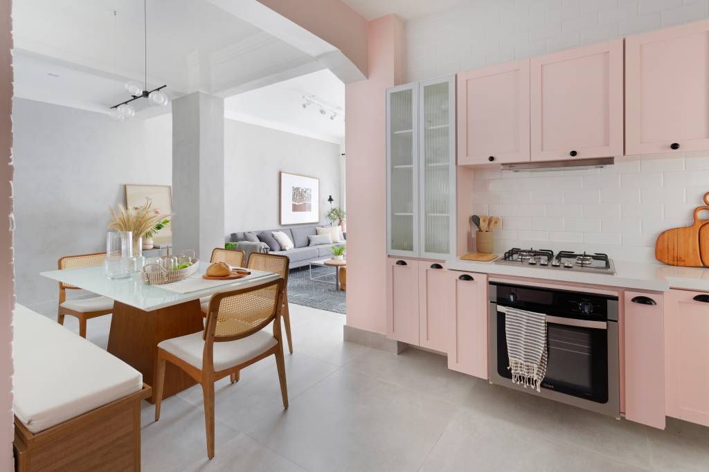 Cozinha-com-marcenaria-rosa-é-destaque-neste-apê-Projeto-Ana-Toscano-Arquitetura-Foto-Julia-Ribeiro-cozinha-rosa-integrada-com-mesa-de-jantar Cozinha integrada com sala de estar