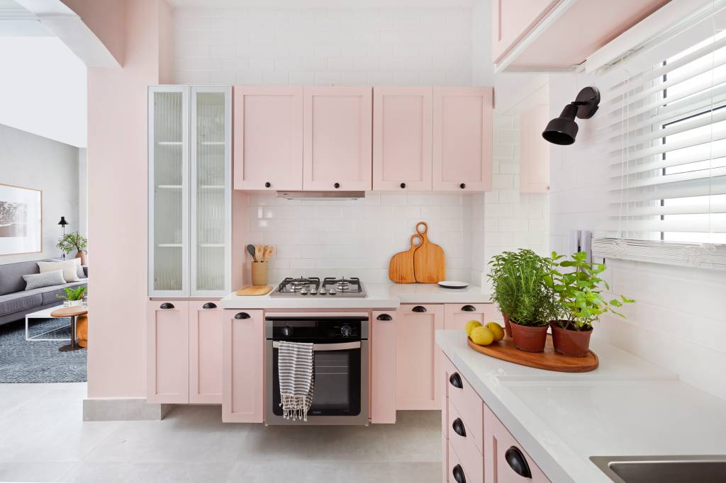 Cozinha-com-marcenaria-rosa-é-destaque-neste-apê-Projeto-Ana-Toscano-Arquitetura-Foto-Julia-Ribeiro-cozinha-rosa-integrada Cozinha com marcenaria rosa