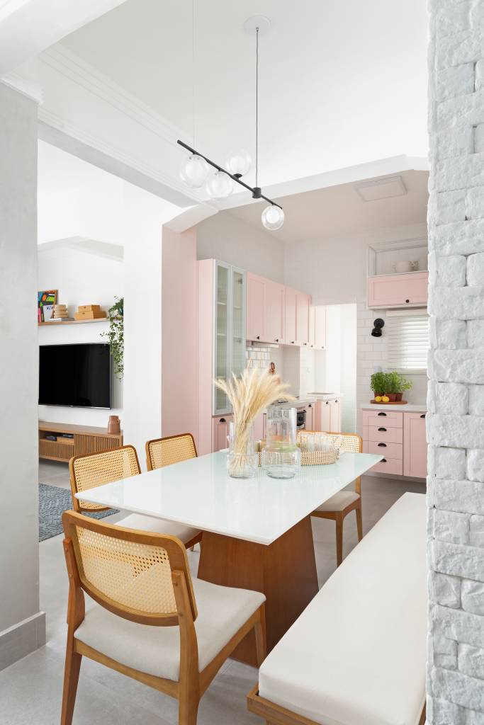 Cozinha-com-marcenaria-rosa-é-destaque-neste-apê-Projeto-Ana-Toscano-Arquitetura-Foto-Julia-Ribeiro-mesa-de-jantar-com-banco Mesa de jantar com banco e cadeiras