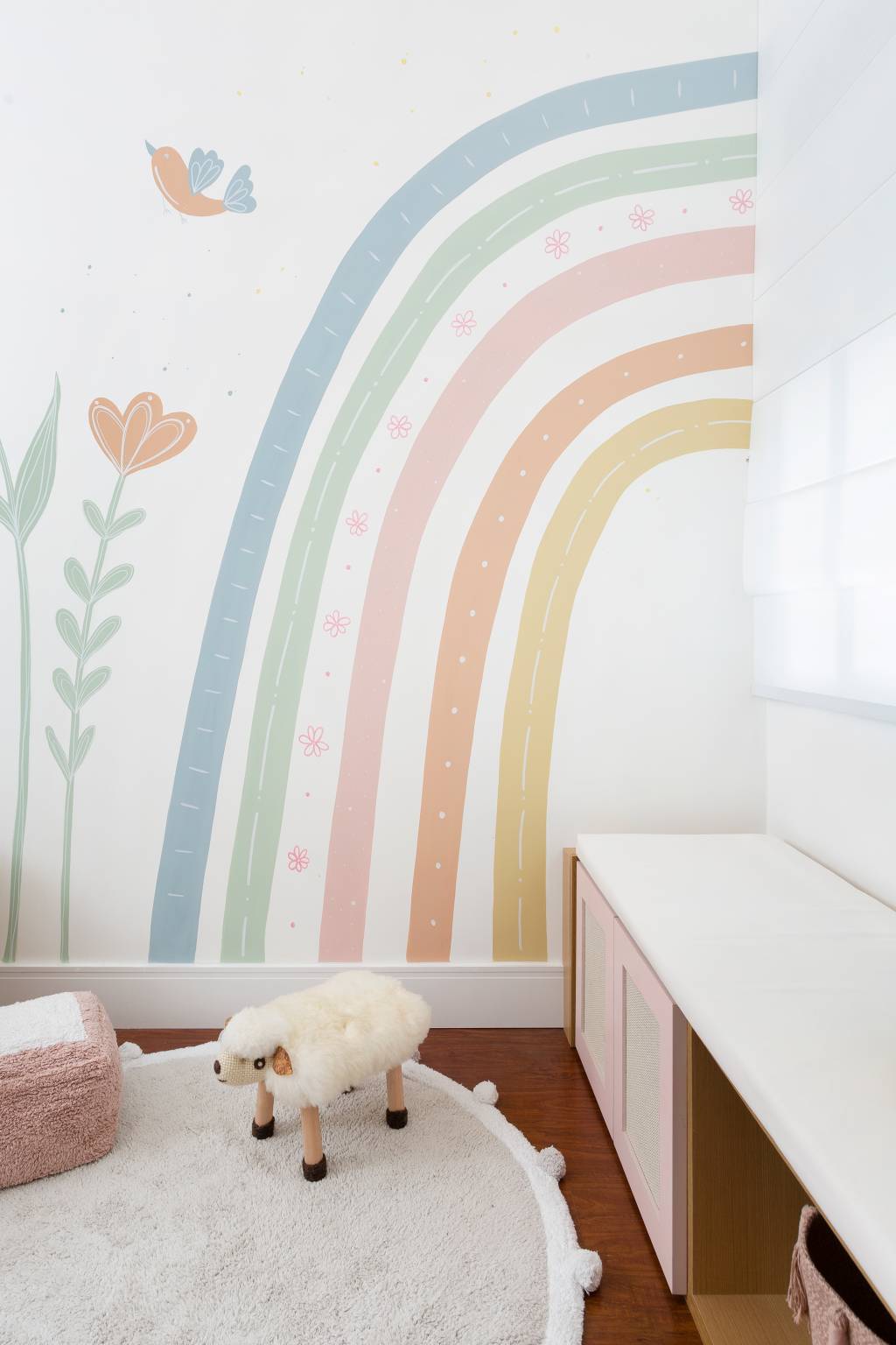 Cozinha-com-marcenaria-rosa-é-destaque-neste-apê-Projeto-Ana-Toscano-Arquitetura-Foto-Julia-Ribeiro-quarto-infantil-pintura-parede Parede de quarto infantil pintada