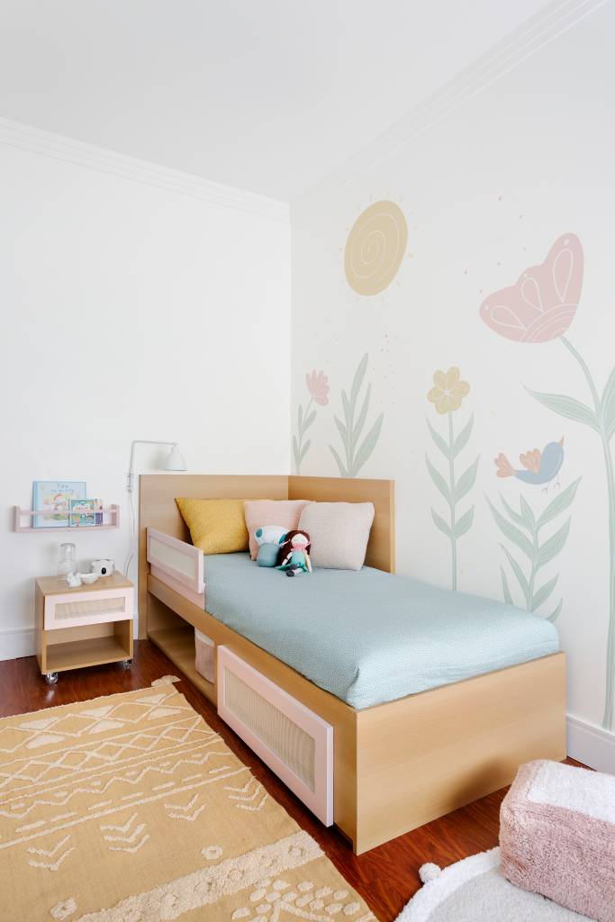 Cozinha-com-marcenaria-rosa-é-destaque-neste-apê-Projeto-Ana-Toscano-Arquitetura-Foto-Julia-Ribeiro-quarto-parede-pintura-tons-pasteis Quarto infantil com paredes desenhas