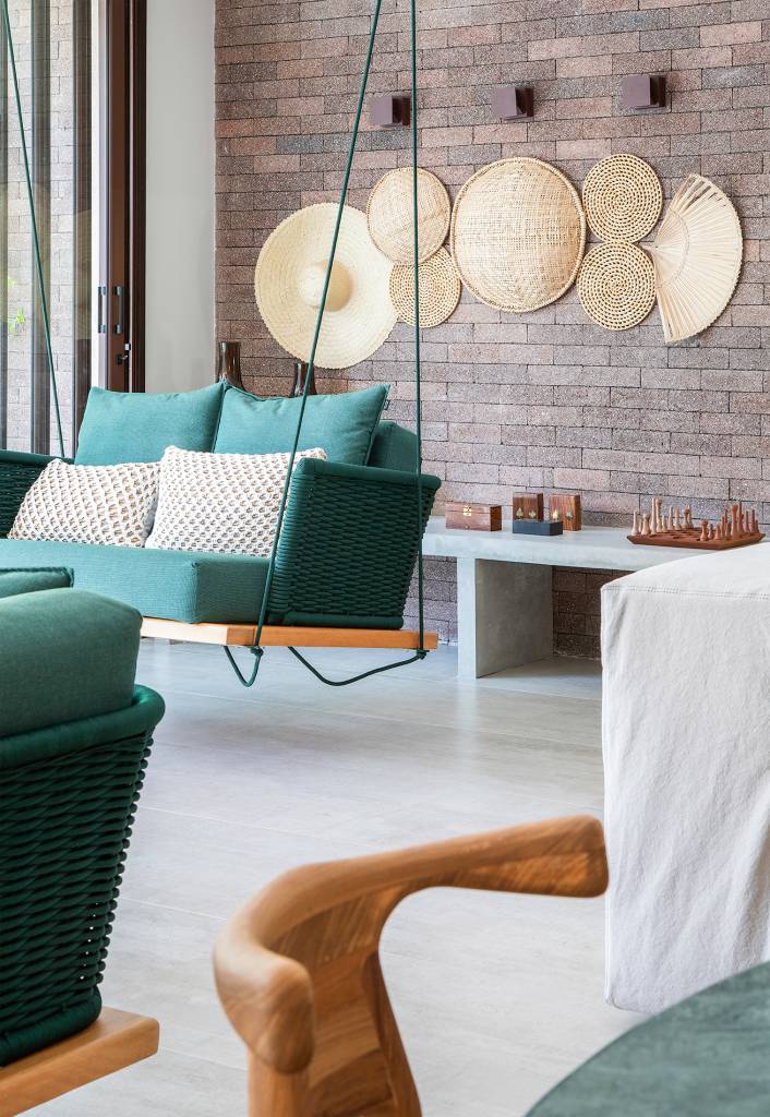Decorações-em-materiais-naturais-marcam-esta-casa-de-500-m2-Projeto-Concretize-Interiores-Foto-Raphael-Briest-decoracao-parede-sofa-verde Detalhes na parede de material natural