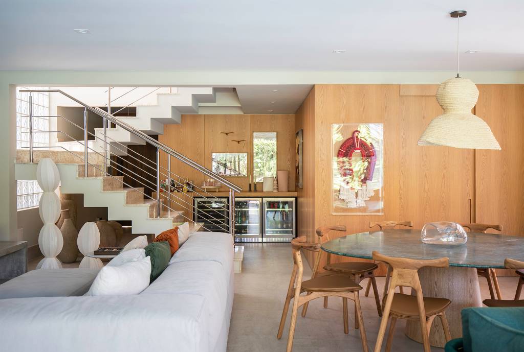 Decorações-em-materiais-naturais-marcam-esta-casa-de-500-m2-Projeto-Concretize-Interiores-Foto-Raphael-Briest-painel-madeira-arte Painel de madeira em sala de estar