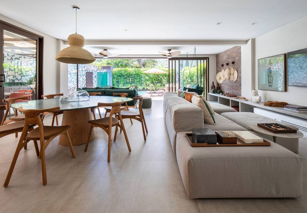 Decorações-em-materiais-naturais-marcam-esta-casa-de-500-m2-Projeto-Concretize-Interiores-Foto-Raphael-Briest-sala-de-jantar-integrada-sala-de-etar Sala de estar, home theater e sala de jantar