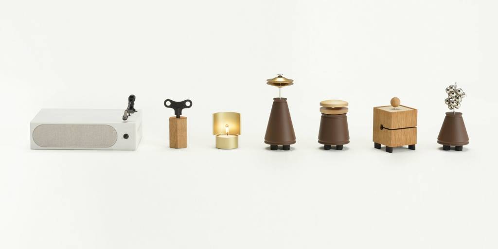 Esses acessórios de música interagem com seu celular Designboom Yamaha música (4) 7 pequenos objetos alinhados em um ambiente todo branco.