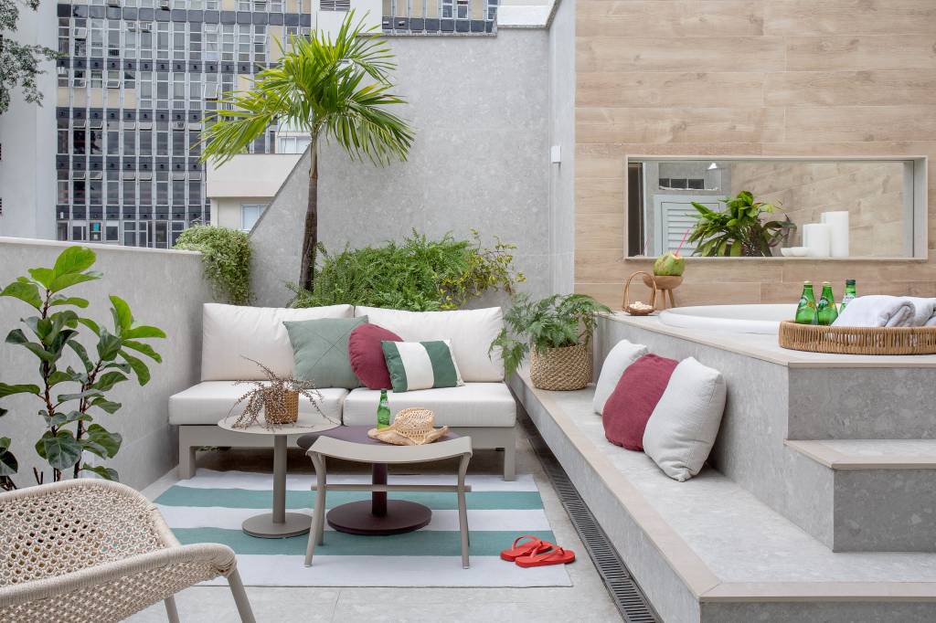 Estilo-escandinavo-com-um-toque-de-boho-chic-marcam-este-ape-de-188m2-projeto-Amanda-Miranda-foto-@DenilsonMachadoMCA-area-externa-sofa Área externa com sofá extenso