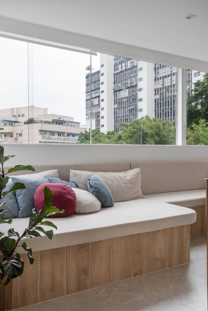 Estilo-escandinavo-com-um-toque-de-boho-chic-marcam-este-ape-de-188m2-projeto-Amanda-Miranda-foto-@DenilsonMachadoMCA-banco-madeira-sofa Sofá banco de madeira