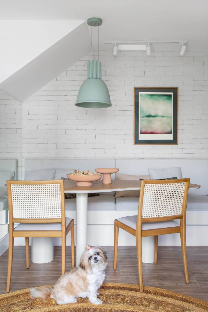 Estilo-escandinavo-com-um-toque-de-boho-chic-marcam-este-ape-de-188m2-projeto-Amanda-Miranda-foto-@DenilsonMachadoMCA-mesa-banco-cachorro Mesa com duas cadeiras e um banco