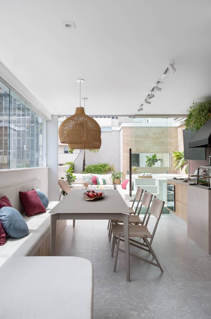 Estilo-escandinavo-com-um-toque-de-boho-chic-marcam-este-ape-de-188m2-projeto-Amanda-Miranda-foto-@DenilsonMachadoMCA-mesa-extensa-area-gourmet Área da churrasqueira com mesa grande