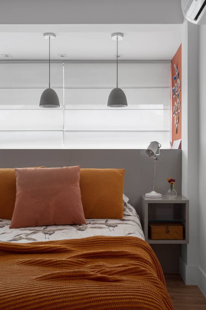 Estilo-escandinavo-com-um-toque-de-boho-chic-marcam-este-ape-de-188m2-projeto-Amanda-Miranda-foto-@DenilsonMachadoMCA-quarto-luminaria-terrosos Quarto com roupa de cama em tons terrosos