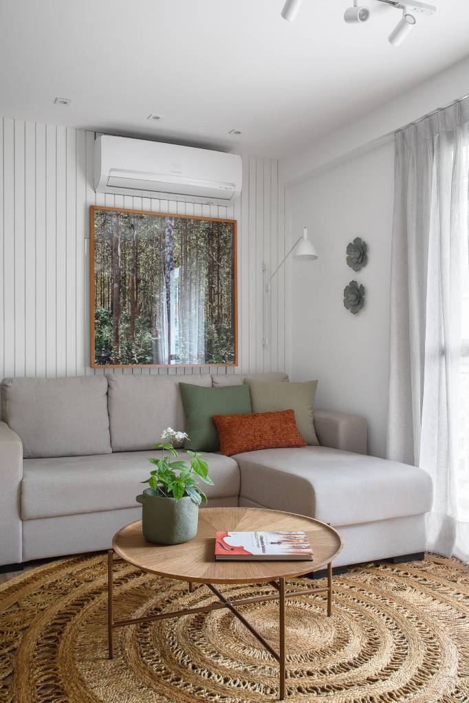 Estilo-escandinavo-com-um-toque-de-boho-chic-marcam-este-ape-de-188m2-projeto-Amanda-Miranda-foto-@DenilsonMachadoMCA-sofa-tapete-natural Sala com sofá cinza e mesa de centro