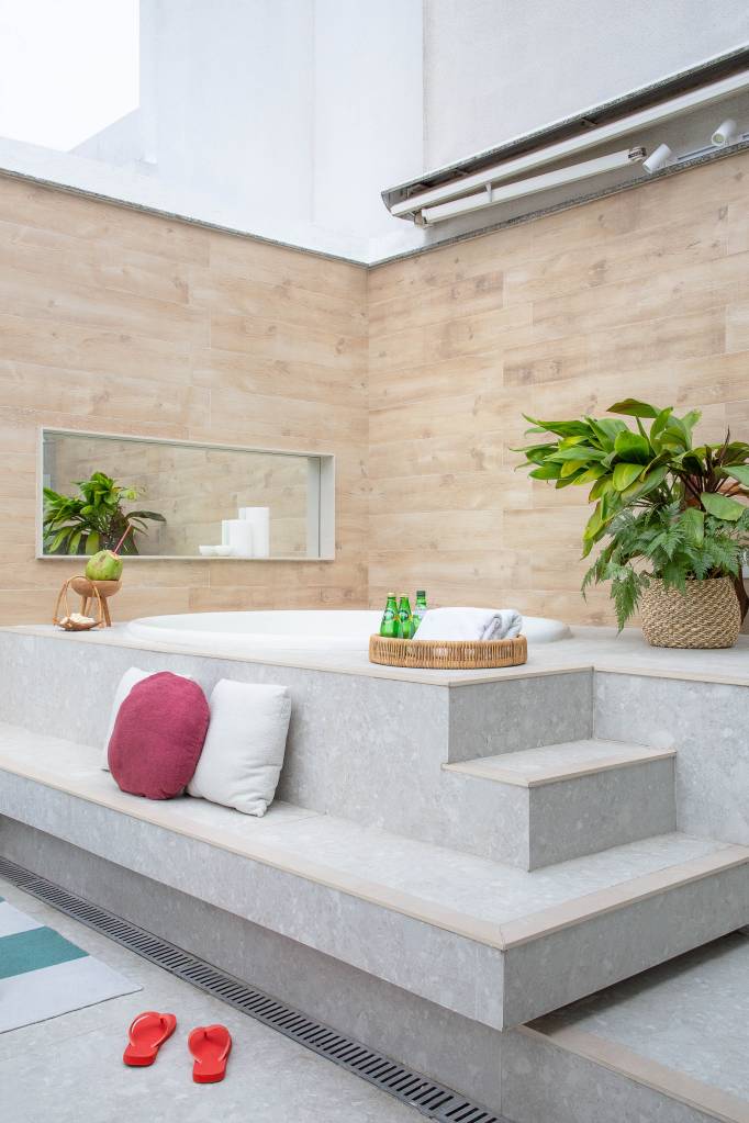 Estilo-escandinavo-com-um-toque-de-boho-chic-marcam-este-ape-de-188m2-projeto-Amanda-Miranda-foto-@DenilsonMachadoMCA-spa-externo-deck Deck de spa na área externa